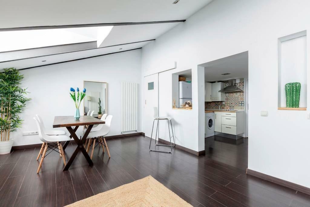 Modern Top Floor Loft At Malasana'S Heart Madrid Bagian luar foto